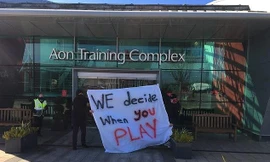 Cổ động viên M.U nổi loạn, biểu tình chặn thầy trò HLV Solskjaer đến sân tập