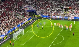 HLV tuyển Anh bị cổ động viên la ó, ném cốc vào người