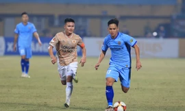 HLV Kiatisuk tạo dấu ấn đầu tiên ở CAHN: Trao băng đội trưởng cho Quang Hải