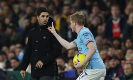 Vô lễ với Arteta, De Bruyne bị fan Arsenal ném chai nước vào đầu