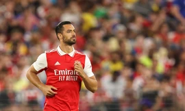 Ngôi sao Arsenal bị đâm trọng thương khi đi siêu thị