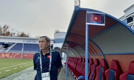 HLV Mai Đức Chung: Mặt sân không tốt ảnh hưởng đến tuyển nữ Việt Nam