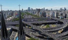 Bị kẹt cứng giữa 5 triệu người, Messi và đồng đội phải nhờ trực thăng giải cứu