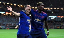 Mkhitaryan (trái) từng cùng Pogba vô địch Europa League 2016/17