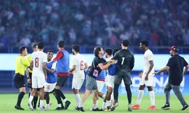 Các cầu thủ Qatar vây trọng tài sau trận thua tranh cãi trước tuyển Olympic Trung Quốc