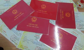 Trên mạng xã hội, nhiều trường hợp còn rao bán công khăn các loại văn bằng, chứng chỉ.