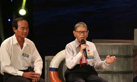 Thủ tướng Nguyễn Xuân Phúc và Thường trực Ban Bí thư Trần Quốc Vượng trao bằng khen cho các cá nhân, tập thể tiêu biểu (ảnh Như Ý)