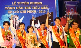 Lê Quốc Dũng (ngoài cùng bên trái) tại lễ tuyên dương công dân trẻ tiêu biểu TPHCM 2010