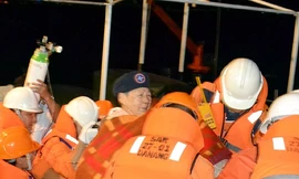 Cứu hai người nước ngoài nguy kịch trên biển