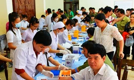 Tấp nập chờ được hiến máu trong Hành trình đỏ tại Đắk Lắk