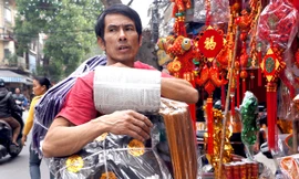 Người dân mua đồ vàng, mã tại phố Hàng Mã (Hà Nội)