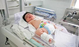 Bé gái sơ sinh nặng 6kg