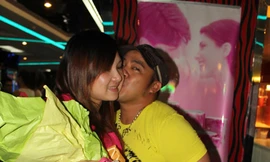 Hiếu Hiền: Vừa hôn, vừa liếc