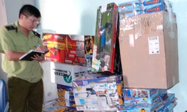 Lực lượng chức năng kiểm tra lô hàng lậu