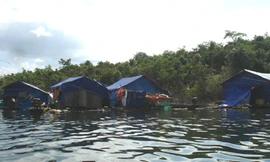 Dập dềnh làng chài hồ thủy điện