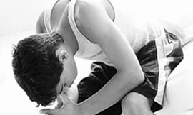 Chàng trai nghịch dại tự bẻ cong 'cậu nhỏ'