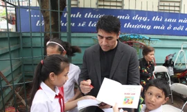 Phù thủy bong bóng biểu diễn và làm từ thiện