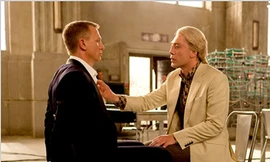 Daniel Craig và Javier Bardem trong một cảnh quay ấn tượng, phim “Bầu trời sụp đổ” (tựa Việt: Tử địa Skyfall)