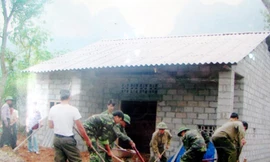 Chiến sĩ trẻ Đồn Biên phòng 87 giúp dân làm nhà, mở đường