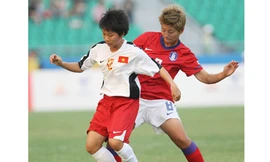 Bóng đá nữ lại thua em, kém chị