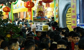 Người dân chen chân về Phủ Dầy dâng lễ, tham gia phiên Chợ Viềng "mua may bán rủi" trong đêm