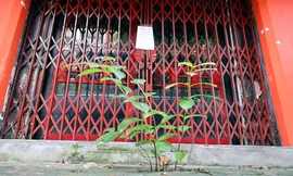 Nhiều cửa hàng kinh doanh ở Hà Nội bị dán thông báo ngừng cấp điện nước vì không đóng phí