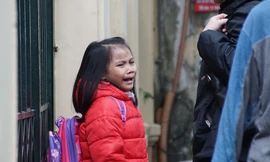 Học sinh Hà Nội hối hả đến trường ngày trở lạnh