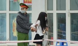 Cảnh sát kiên nhẫn thuyết phục cô gái định trốn khỏi chung cư cách ly