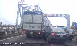 Cố chen ngang khi lên cầu hẹp, xe ô tô con nhận cái kết đắng