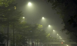 Không khí về đêm ở Hà Nội mù mịt trong lớp sương dày đặc, mờ ảo như Sapa