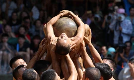 Trai tráng mình trần vật lộn tranh quả cầu 20kg dưới nắng nóng 40 độ 