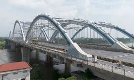 Mục sở thị cây cầu vòm thép nối liền huyện Đông Anh với quận Long Biên