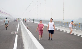 Người dân tranh thủ đi thể dục ngắm cầu Vĩnh Tuy 2 sáng sớm trước ngày thông xe