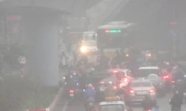 Hà Nội chìm trong sương mù sáng đầu tuần