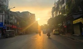 Hà Nội: Nắng gay gắt từ sáng sớm, nhiệt độ ngoài trời vượt 37 độ C