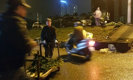 Người lao động nhọc nhằn mưu sinh trong đêm đông mưa rét