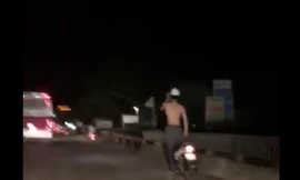 Thanh niên cởi trần đứng trên xe máy buông tay đùa giỡn với tử thần