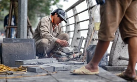 Hà Nội tiến hành lát vỉa hè bằng đá nhân tạo trên nhiều tuyến phố