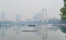 Ngắm Hà Nội mờ ảo trong sương mù sáng cuối tuần