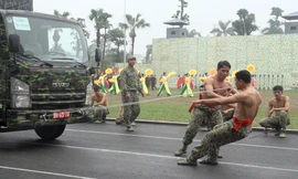Mục kích đặc công phô diễn nội công 'mình đồng da sắt'