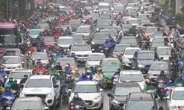 Người Hà Nội 'chôn chân' trong mưa phùn gió bấc đến công sở ngày đầu tuần