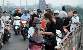 Phớt lờ biển cấm, nhiều người vẫn tụ tập trên cầu Long Biên hóng mát