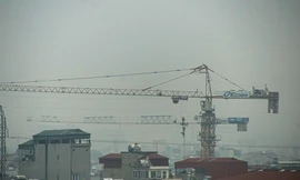 Sương mù bao trùm Hà Nội trong ngày làm việc đầu năm 2018