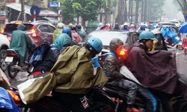 Phụ huynh Hà Nội chật vật đưa con đi học trong mưa rét