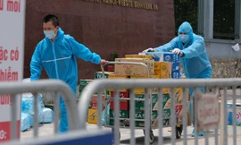 Xuyên trưa chuyển hàng tiếp tế cho Bệnh viện K Tân Triều