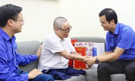 Trung ương Đoàn thăm, tặng quà chiến sĩ sống sót duy nhất trong vụ rơi trực thăng ở Hòa Lạc 