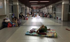 Nắng nóng kỷ lục, bệnh nhân và người nhà vạ vật dọc hành lang bệnh viện