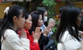 Tổ đình Phúc Khánh đông nghịt người đi lễ chiều mùng 2 Tết