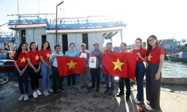 Cờ Tổ quốc tung bay trên những con tàu vươn khơi, bám biển