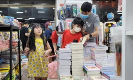 Nhà sách đông nghịt khách đến đêm trước khai giảng năm học mới